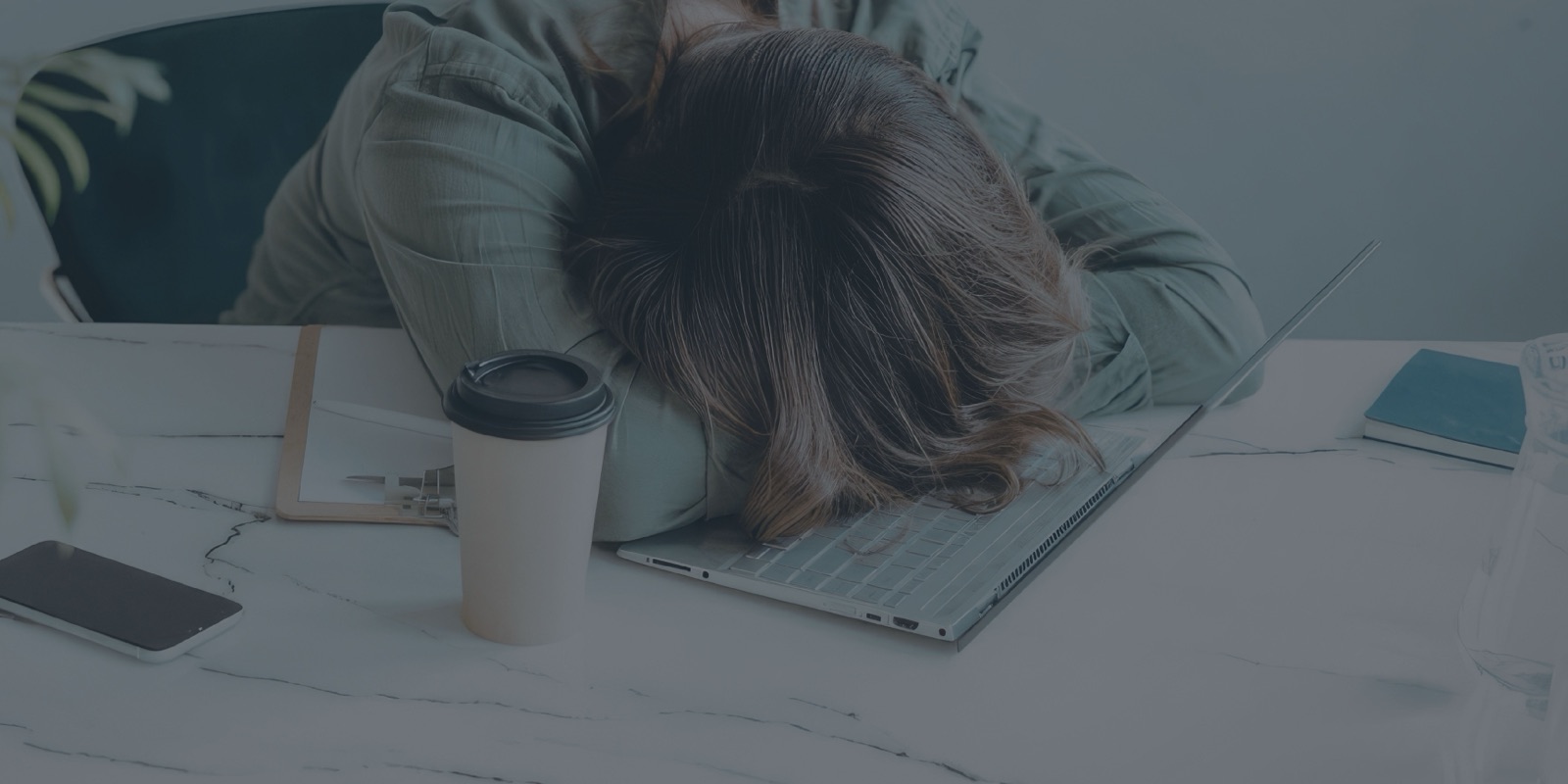femme en burn out au travail Personne épuisée endormie sur son ordinateur portable, à son bureau