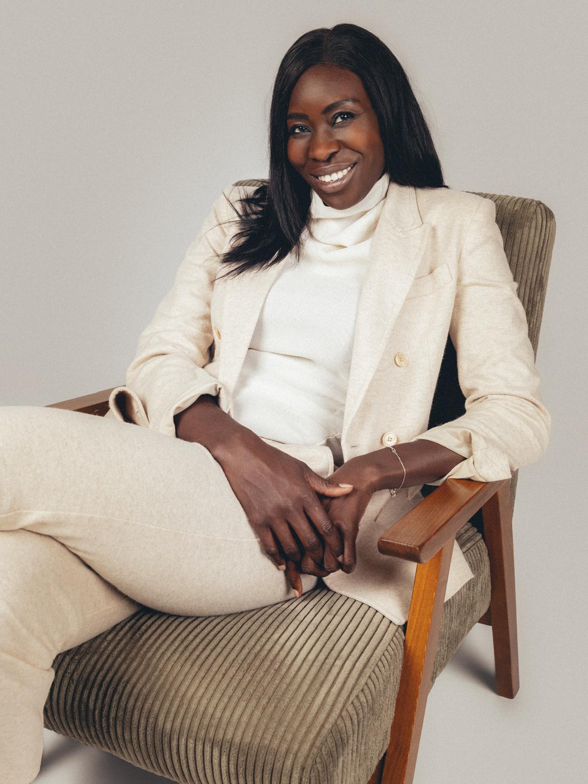 Thioro Loum, infirmière et anthropologue, assise dans un fauteuil